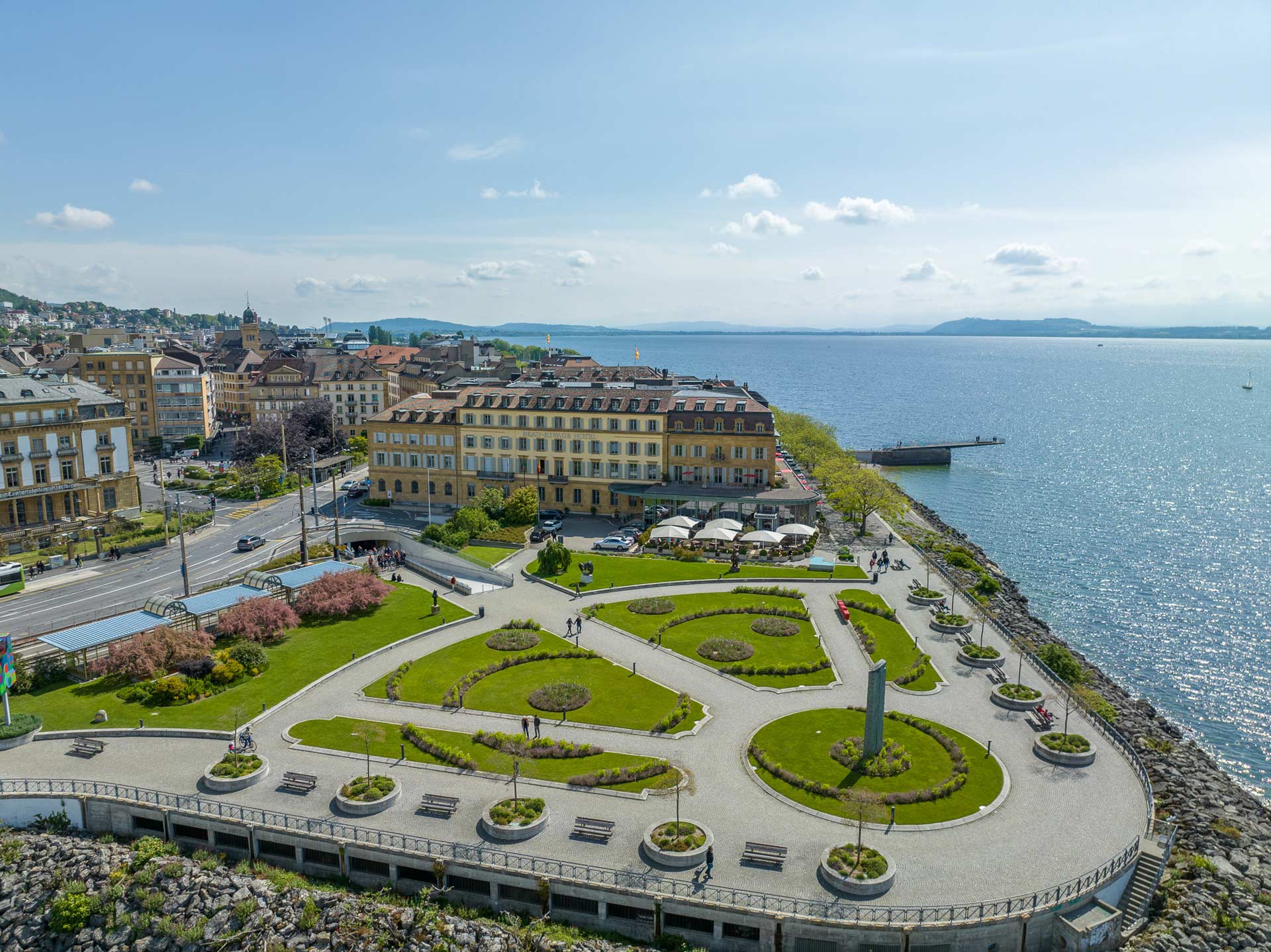 Vue panoramique de la ville de Neuchâtel au bord du lac